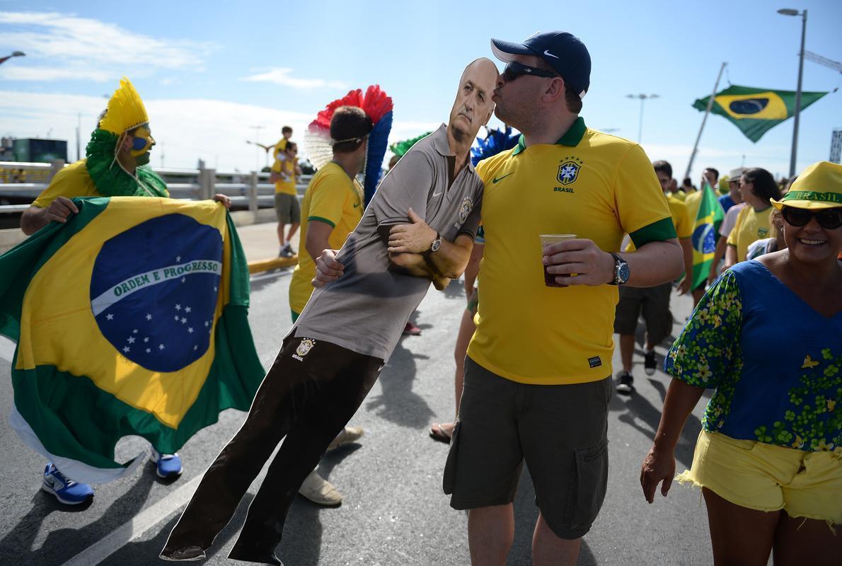 Com direito at subida em poste, torcedores brasileiros fazem a festa antes de Brasil x Colmbia