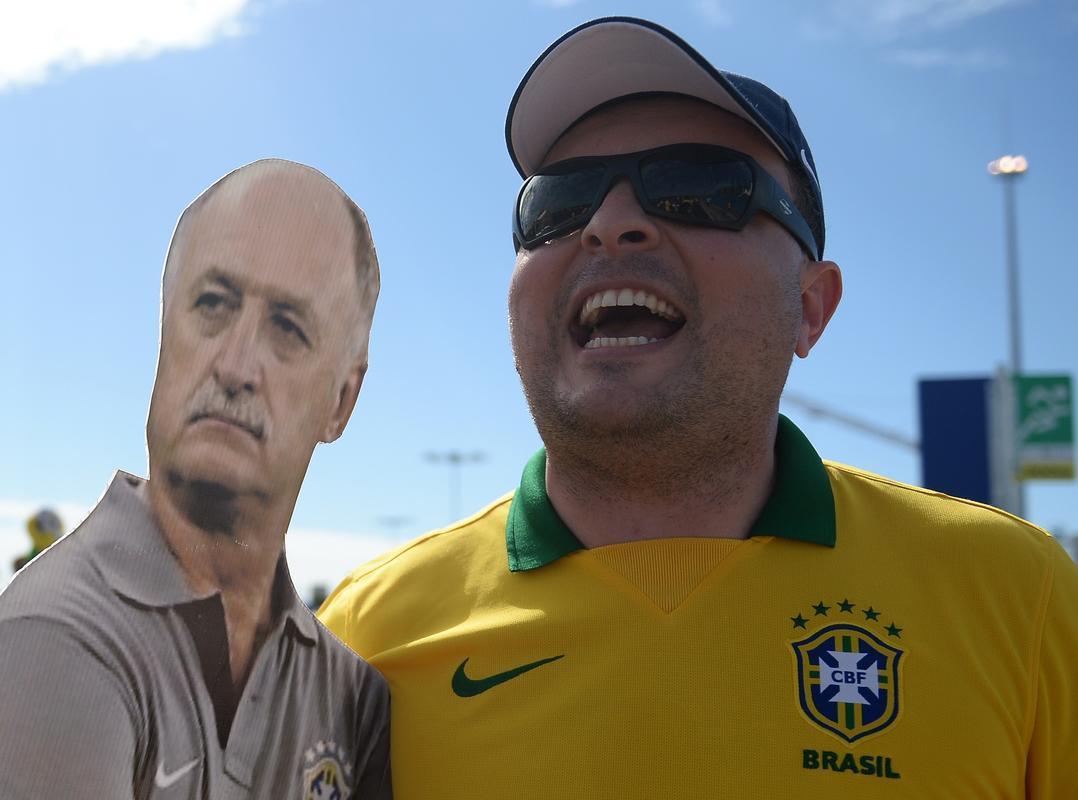 Com direito at subida em poste, torcedores brasileiros fazem a festa antes de Brasil x Colmbia