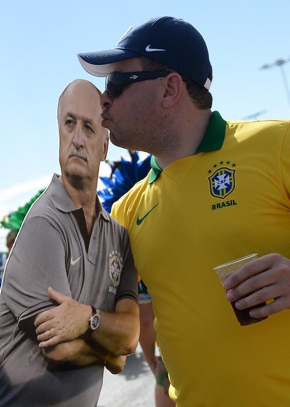 Com direito at subida em poste, torcedores brasileiros fazem a festa antes de Brasil x Colmbia