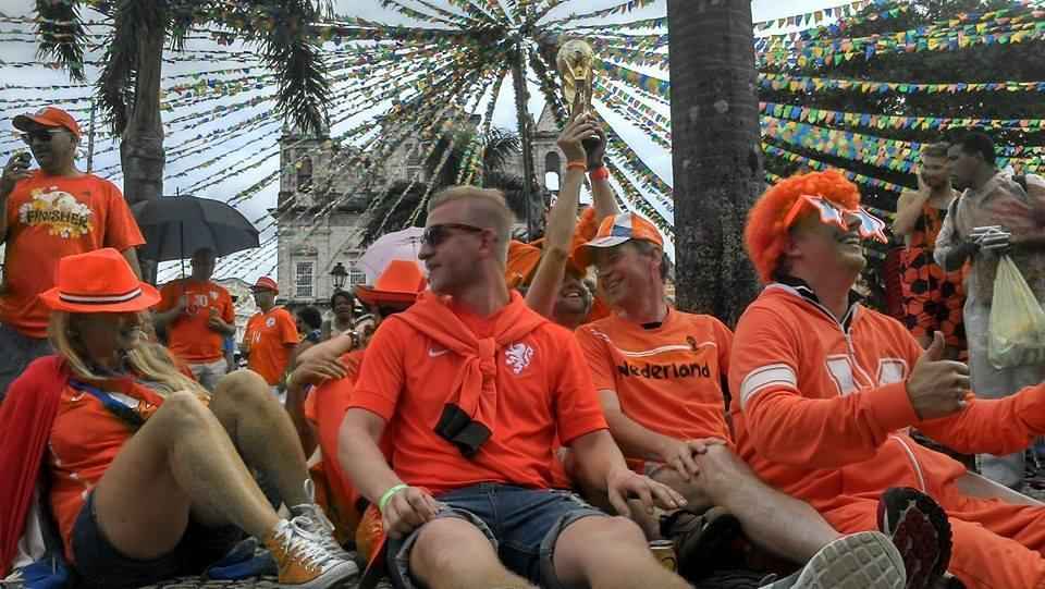 Torcida da Holanda faz festa na Bahia antes de jogo contra a Costa Rica
