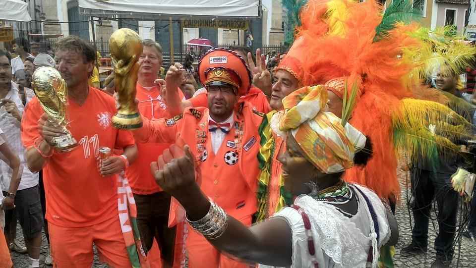 Torcida da Holanda faz festa na Bahia antes de jogo contra a Costa Rica