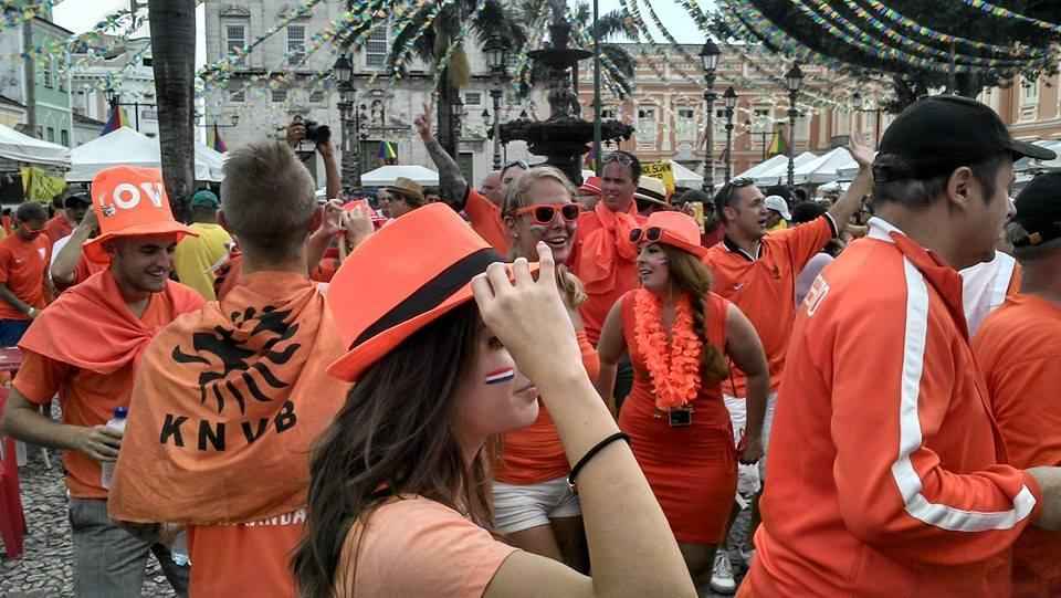 Torcida da Holanda faz festa na Bahia antes de jogo contra a Costa Rica