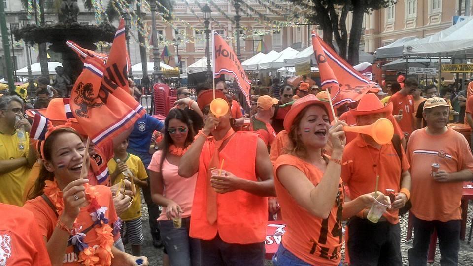 Torcida da Holanda faz festa na Bahia antes de jogo contra a Costa Rica