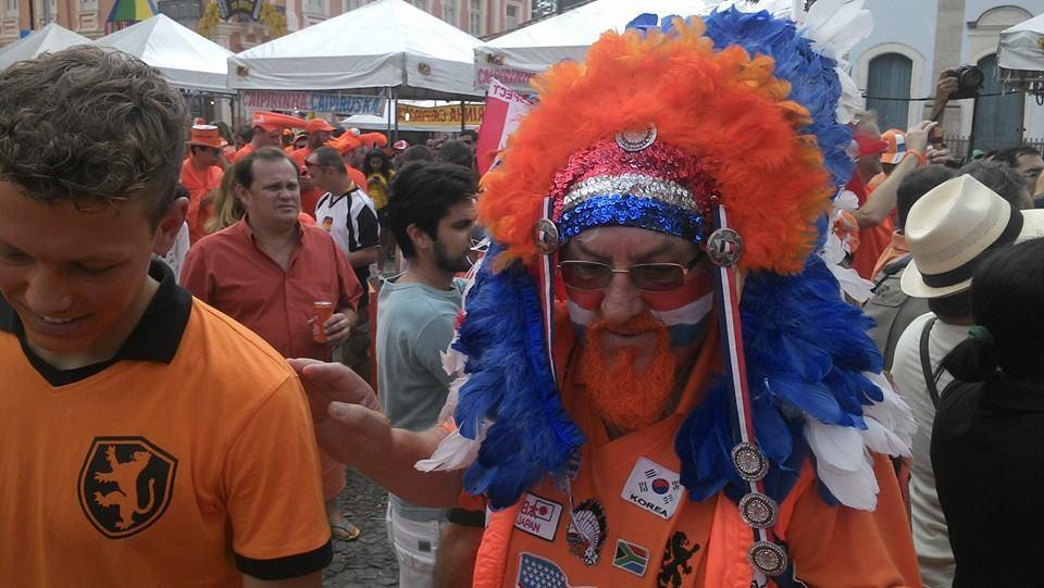 Torcida da Holanda faz festa na Bahia antes de jogo contra a Costa Rica