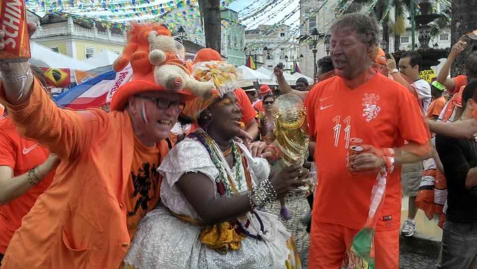 Torcida da Holanda faz festa na Bahia antes de jogo contra a Costa Rica