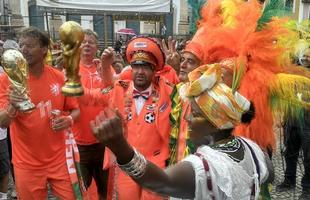 Torcida da Holanda faz festa na Bahia antes de jogo contra a Costa Rica