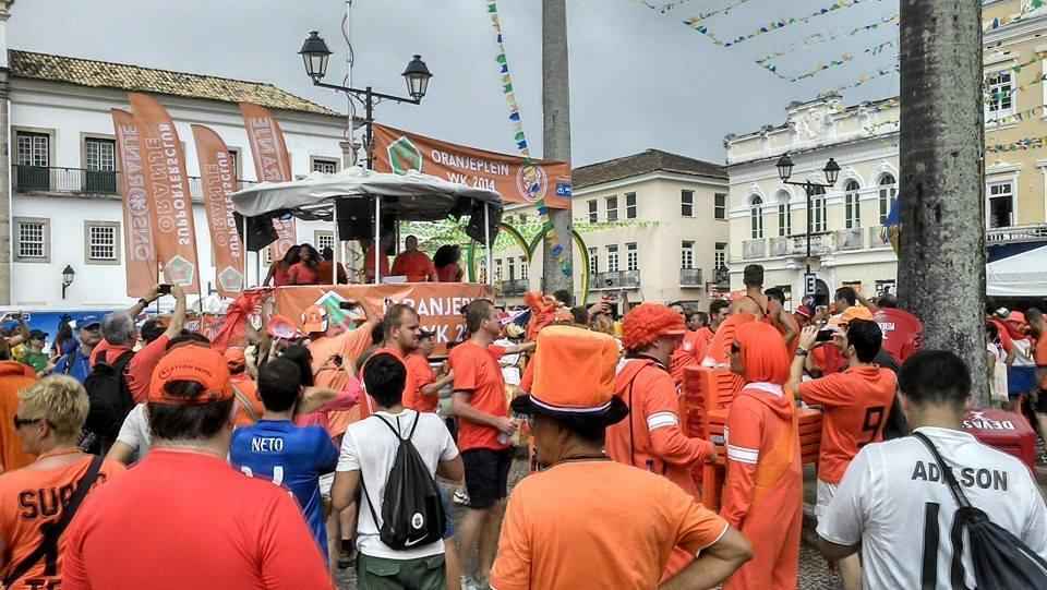 Torcida da Holanda faz festa na Bahia antes de jogo contra a Costa Rica