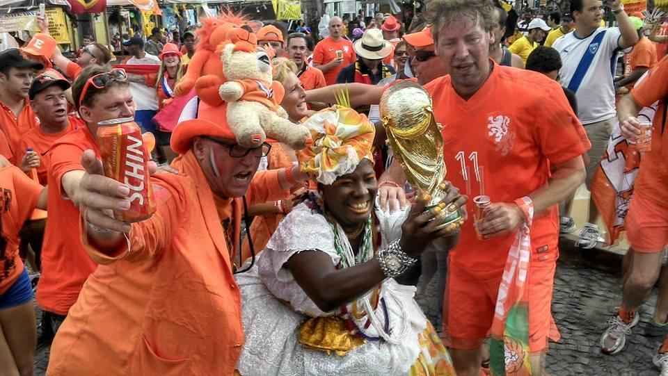 Torcida da Holanda faz festa na Bahia antes de jogo contra a Costa Rica