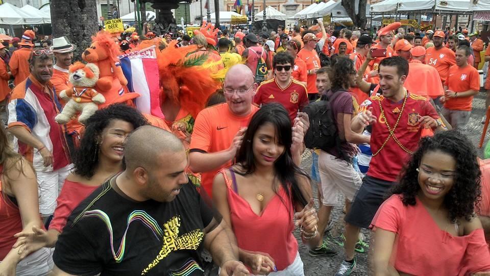Torcida da Holanda faz festa na Bahia antes de jogo contra a Costa Rica
