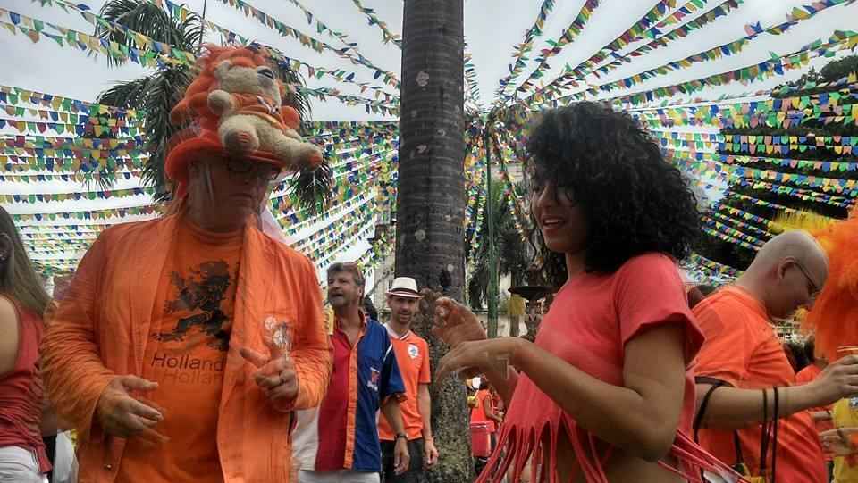Torcida da Holanda faz festa na Bahia antes de jogo contra a Costa Rica