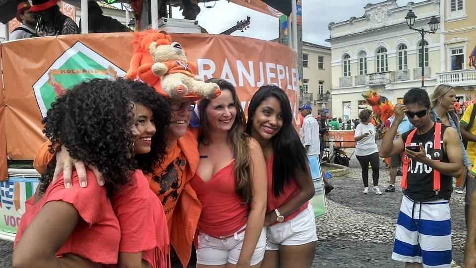 Torcida da Holanda faz festa na Bahia antes de jogo contra a Costa Rica