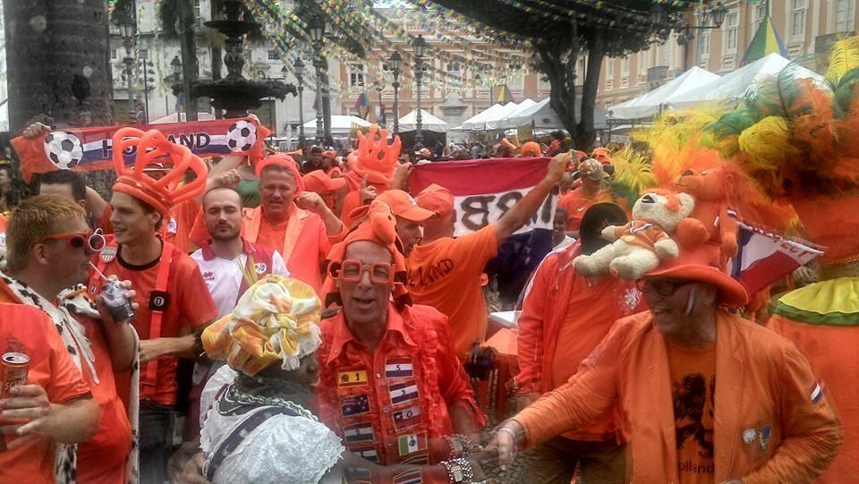 Torcida da Holanda faz festa na Bahia antes de jogo contra a Costa Rica