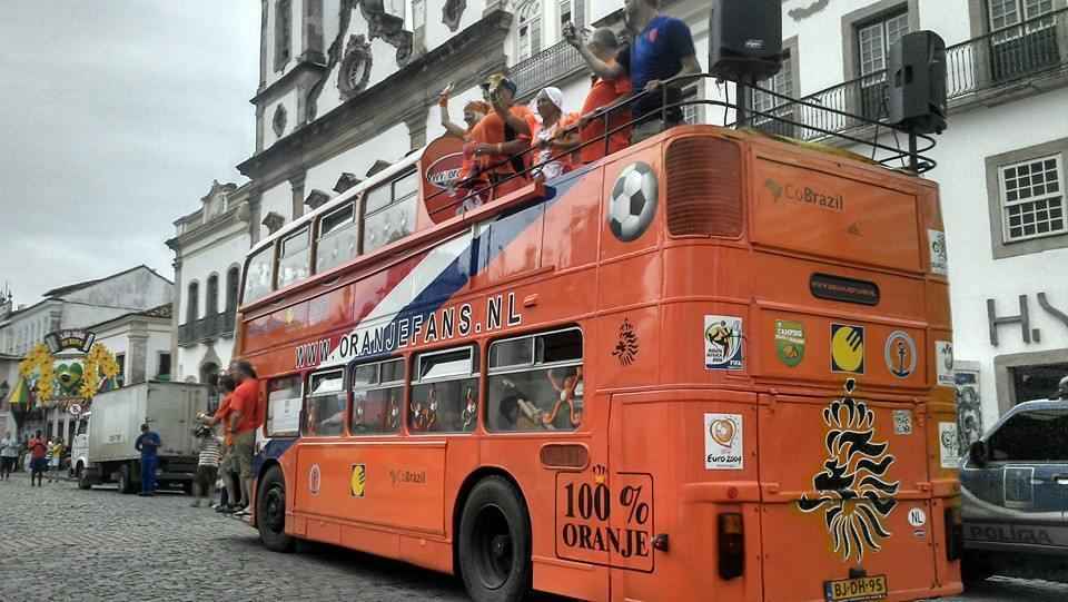 Torcida da Holanda faz festa na Bahia antes de jogo contra a Costa Rica