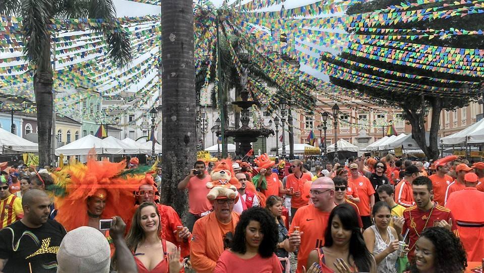 Torcida da Holanda faz festa na Bahia antes de jogo contra a Costa Rica