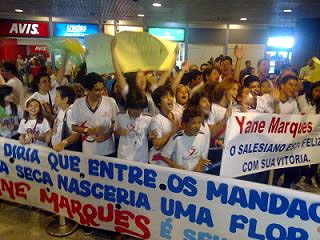 Alunos do Colgio Salesiano, local em que a pentatleta treina, fizeram a festa no aeroporto (Maurcio Penedo/DP/D.APress)