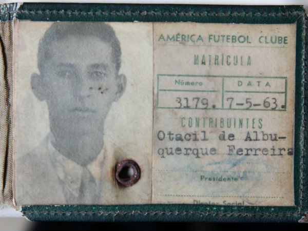 Otacil ainda guarda com carinho carteira de scio do Amrica de 1963 (Alcione Ferreira/DP/D.A Press )