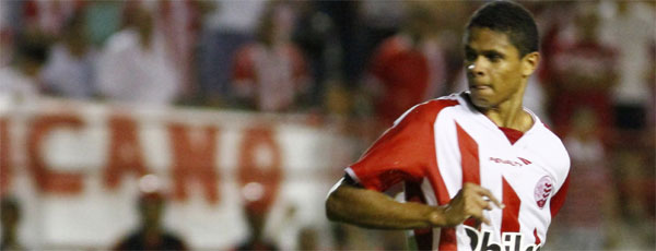 Ex-lateral do Atlético-MG e Náutico, Douglas Santos vibra com
