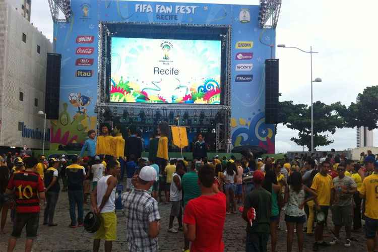 Torcida comemora conquista da Seleção no Centro do Recife com