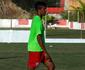 Proposta do Flamengo mexeu com Douglas, mas jogador garante ter ficado para buscar o acesso