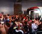Torcida do Santa Cruz invade aeroporto e abraa delegao aps retorno do Rio de Janeiro