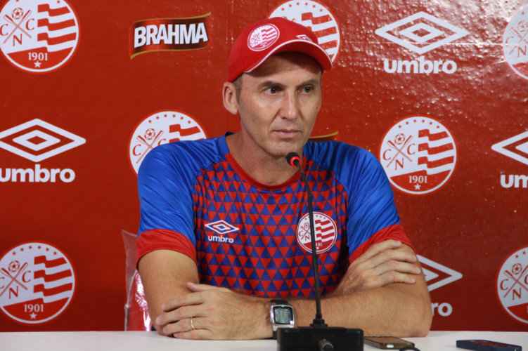 Com desfalques no treino, Gilmar Dal Pozzo testa nova formao e tem dvidas no time titular