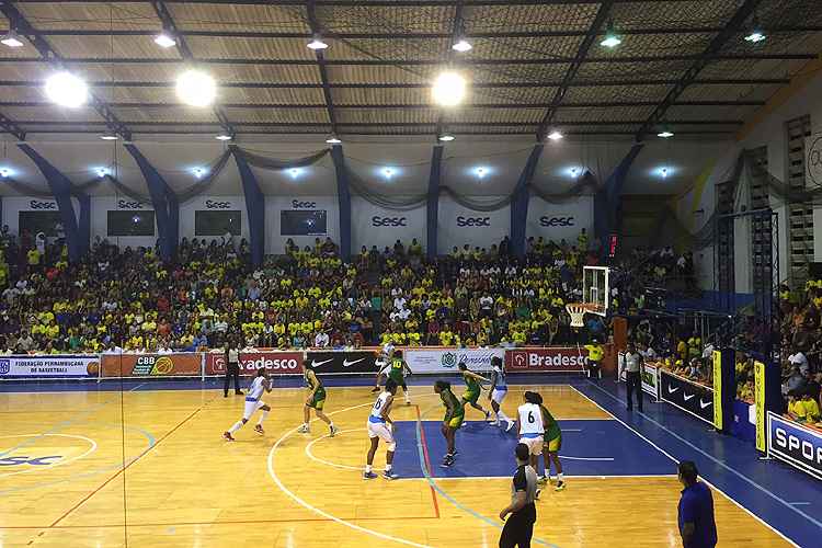 Paixão por jogar basquete supera as dificuldades