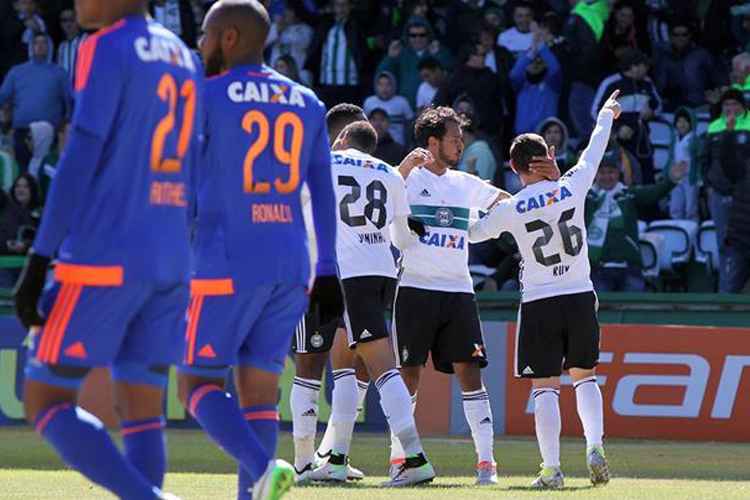 Em jogo de falhas defensivas e dois pênaltis, Flamengo perde para