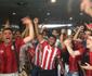 No aeroporto, torcida do Nutico apoia equipe antes de viagem para partida contra o Ava