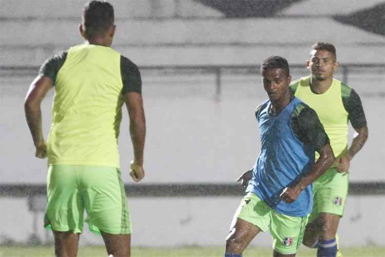 Especulado no Flamengo, saiba como joga o lateral Mario Fernandes