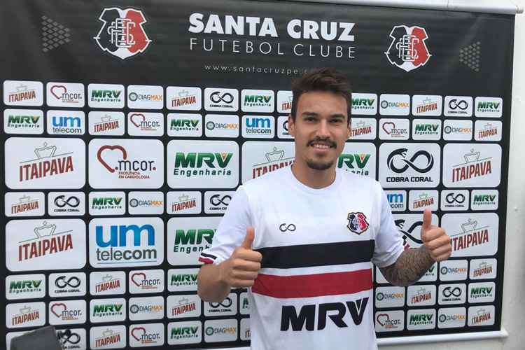 Motivado em jogar pelo Santa Cruz Arthur Rezende evita