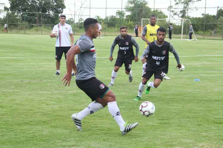 Técnico do Santa Cruz praticamente define o time e minimiza empate