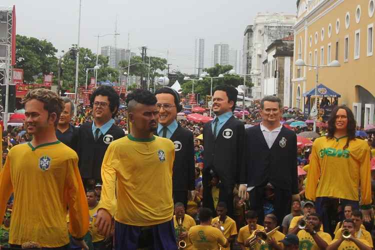 Bonecos gigantes animam torcedores no jogo entre Brasil e Sérvia, no Recife, Pernambuco