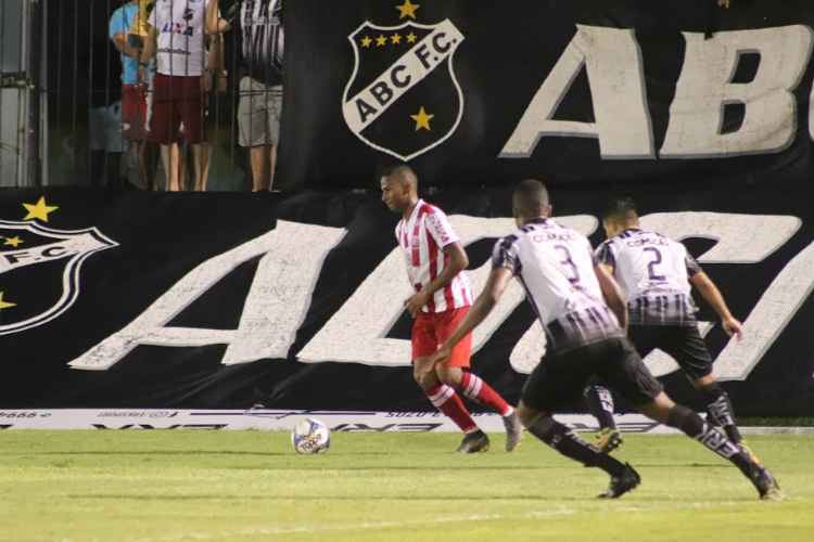 <i>(Foto: L�o Lemos/N�utico)</i>