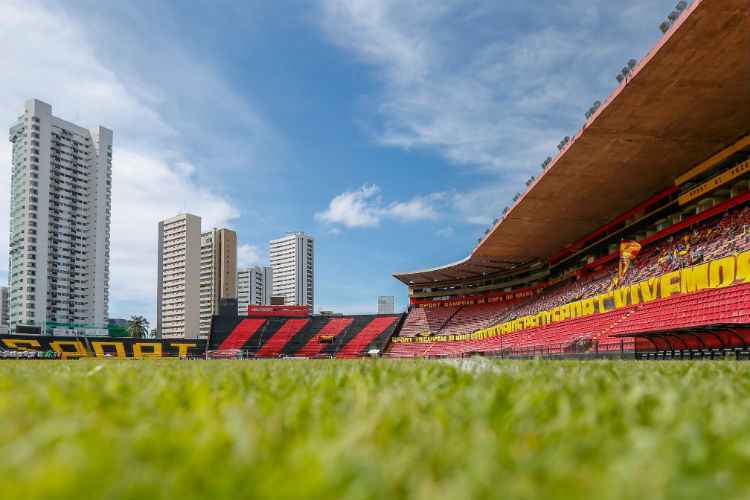 Torcida comemora conquista da Seleção no Centro do Recife com