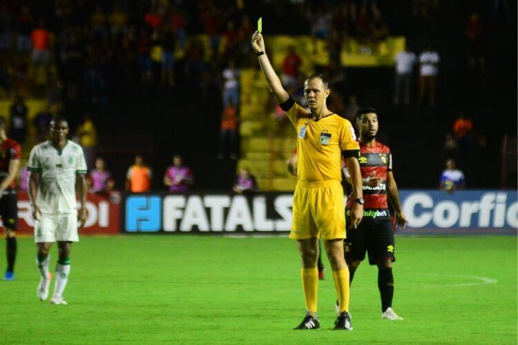 Com expulsão de Éder Ferreira, Sport se torna segunda equipe com