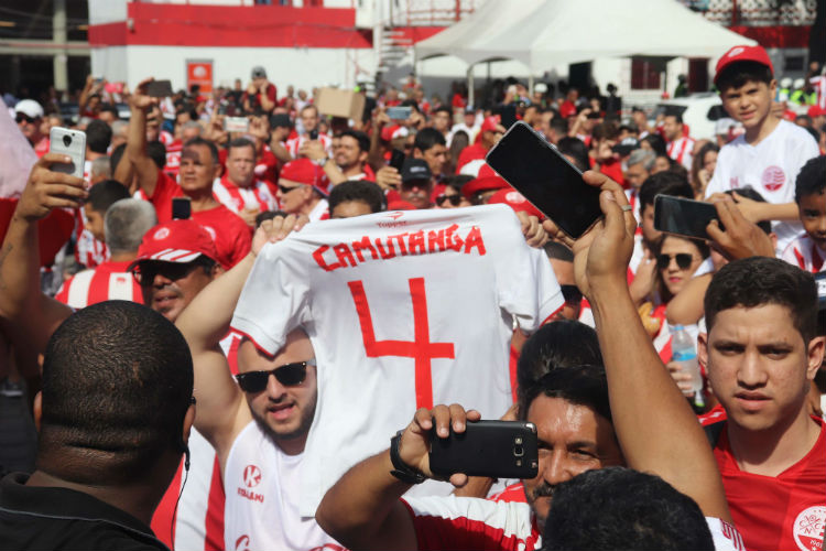 Camutanga celebra marca de 100 jogos com a camisa do Náutico