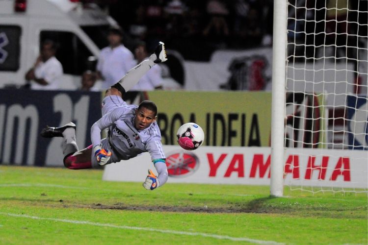 De volta! O paredão Tiago Cardoso acerta seu retorno ao clube, Santa Cruz  Futebol Clube - Recife PE