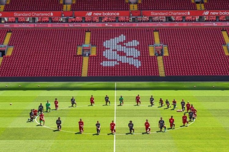 Antes de treino, jogadores do Liverpool se ajoelham em protesto a violncia policial contra negros