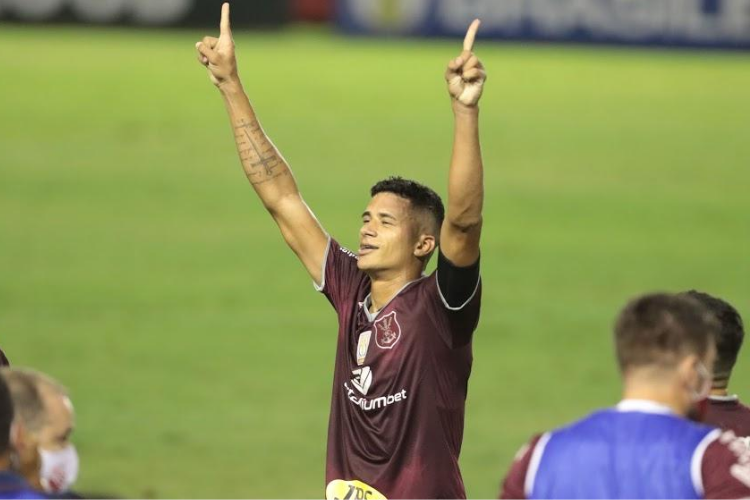 Camutanga celebra marca de 100 jogos com a camisa do Náutico