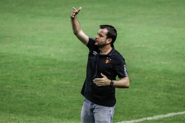 Entre 'pontos positivos' e 'erros infantis', Daniel aprova cria��o, mas critica defesa do Sport