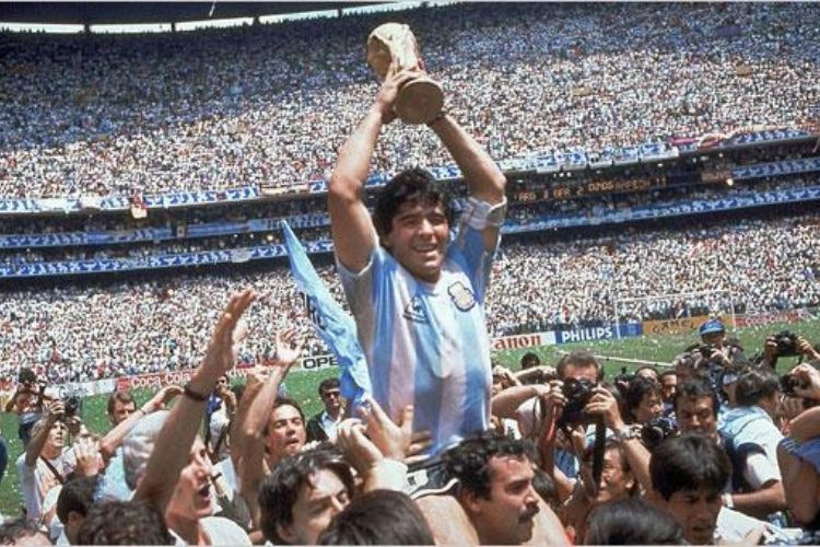 Abenoado pela 'Mano de Dios': Relembre a carreira de Maradona, um dos maiores da histria