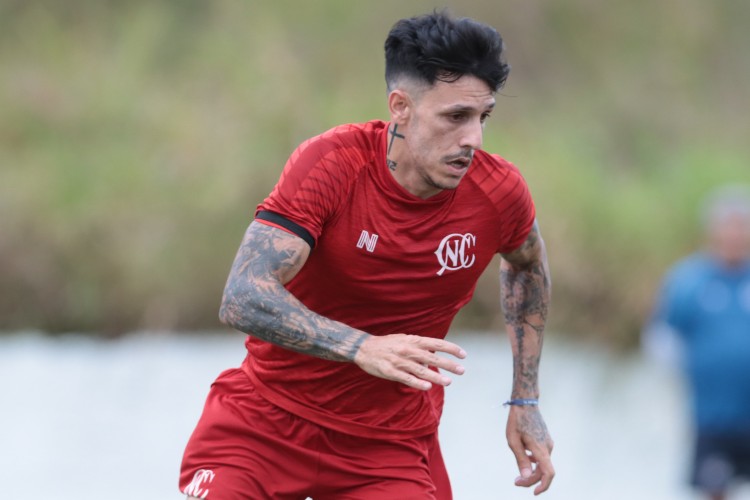 Na cobrança por um gol de falta, Jean Carlos, do Náutico, projeta jogo  contra o Goiás - Esportes DP