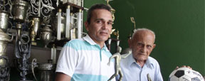 Os guardies da sede do Amrica: pai e filho tm vida dedicada ao clube (Alcione Ferreira/DP/D.A Press)