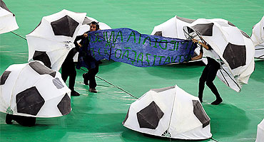 Protesto no gramado marca cerimnia de encerramento da Copa no Maracan - Foto: REUTERS/Paulo Whitaker 